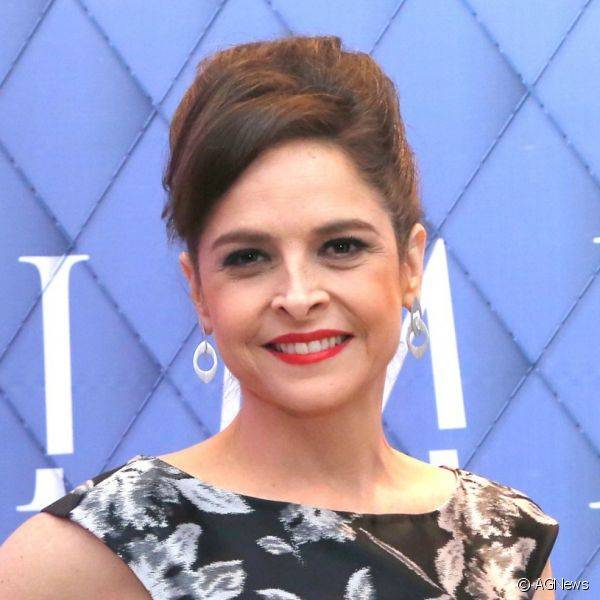 A atriz Drica Moraes escolheu o batom vermelho para dar um toque mais glamouroso ao visual